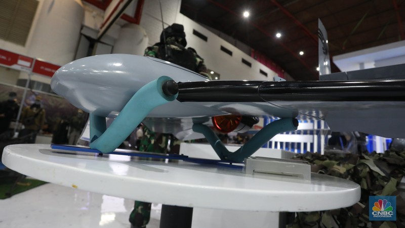 Perhelatan Indo Defence Expo and Forum 2022 resmi dimulai di JIExpo, Kemayoran, Jakarta, Rabu (2/11/2022). Acara tahunan ini akan digelar hingga 5 November mendatang. Tidak hanya menjadi pameran teknologi persenjataan terbaru namun banyak juga dihadirkan berbagai jenis kendaraan termasuk pesawat tanpa awak atau drone tempur. (CNBC Indonesia/Andrean Kristianto) Perhelatan Indo Defence Expo and Forum 2022 resmi dimulai di JIExpo, Kemayoran, Jakarta, Rabu (2/11/2022). Acara tahunan ini akan digelar hingga 5 November mendatang. Tidak hanya menjadi pameran teknologi persenjataan terbaru namun banyak juga dihadirkan berbagai jenis kendaraan termasuk pesawat tanpa awak atau drone tempur. (CNBC Indonesia/Andrean Kristianto)
