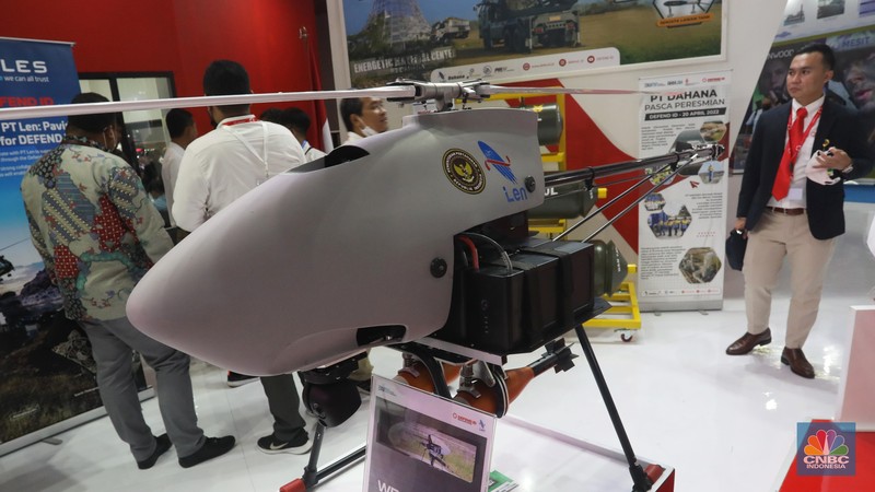 Perhelatan Indo Defence Expo and Forum 2022 resmi dimulai di JIExpo, Kemayoran, Jakarta, Rabu (2/11/2022). Acara tahunan ini akan digelar hingga 5 November mendatang. Tidak hanya menjadi pameran teknologi persenjataan terbaru namun banyak juga dihadirkan berbagai jenis kendaraan termasuk pesawat tanpa awak atau drone tempur. (CNBC Indonesia/Andrean Kristianto) Perhelatan Indo Defence Expo and Forum 2022 resmi dimulai di JIExpo, Kemayoran, Jakarta, Rabu (2/11/2022). Acara tahunan ini akan digelar hingga 5 November mendatang. Tidak hanya menjadi pameran teknologi persenjataan terbaru namun banyak juga dihadirkan berbagai jenis kendaraan termasuk pesawat tanpa awak atau drone tempur. (CNBC Indonesia/Andrean Kristianto)