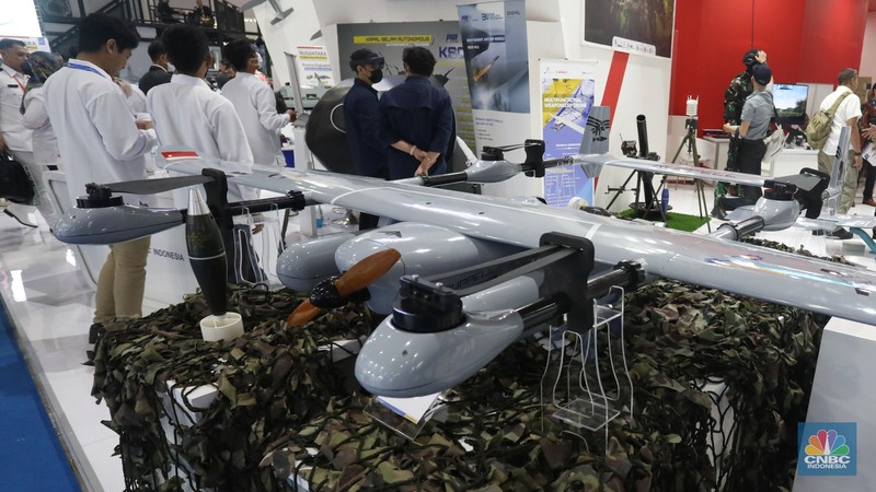 Perhelatan Indo Defence Expo and Forum 2022 resmi dimulai di JIExpo, Kemayoran, Jakarta, Rabu (2/11/2022). Acara tahunan ini akan digelar hingga 5 November mendatang. Tidak hanya menjadi pameran teknologi persenjataan terbaru namun banyak juga dihadirkan berbagai jenis kendaraan termasuk pesawat tanpa awak atau drone tempur. (CNBC Indonesia/Andrean Kristianto) Perhelatan Indo Defence Expo and Forum 2022 resmi dimulai di JIExpo, Kemayoran, Jakarta, Rabu (2/11/2022). Acara tahunan ini akan digelar hingga 5 November mendatang. Tidak hanya menjadi pameran teknologi persenjataan terbaru namun banyak juga dihadirkan berbagai jenis kendaraan termasuk pesawat tanpa awak atau drone tempur. (CNBC Indonesia/Andrean Kristianto)