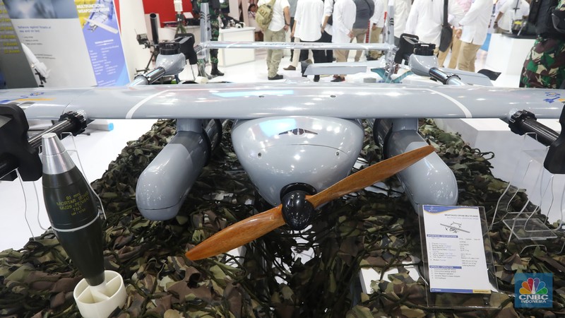 Perhelatan Indo Defence Expo and Forum 2022 resmi dimulai di JIExpo, Kemayoran, Jakarta, Rabu (2/11/2022). Acara tahunan ini akan digelar hingga 5 November mendatang. Tidak hanya menjadi pameran teknologi persenjataan terbaru namun banyak juga dihadirkan berbagai jenis kendaraan termasuk pesawat tanpa awak atau drone tempur. (CNBC Indonesia/Andrean Kristianto) Perhelatan Indo Defence Expo and Forum 2022 resmi dimulai di JIExpo, Kemayoran, Jakarta, Rabu (2/11/2022). Acara tahunan ini akan digelar hingga 5 November mendatang. Tidak hanya menjadi pameran teknologi persenjataan terbaru namun banyak juga dihadirkan berbagai jenis kendaraan termasuk pesawat tanpa awak atau drone tempur. (CNBC Indonesia/Andrean Kristianto)
