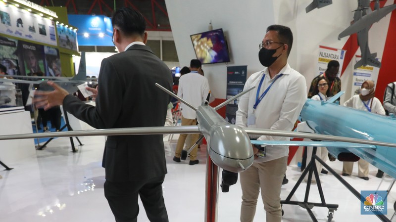 Perhelatan Indo Defence Expo and Forum 2022 resmi dimulai di JIExpo, Kemayoran, Jakarta, Rabu (2/11/2022). Acara tahunan ini akan digelar hingga 5 November mendatang. Tidak hanya menjadi pameran teknologi persenjataan terbaru namun banyak juga dihadirkan berbagai jenis kendaraan termasuk pesawat tanpa awak atau drone tempur. (CNBC Indonesia/Andrean Kristianto)