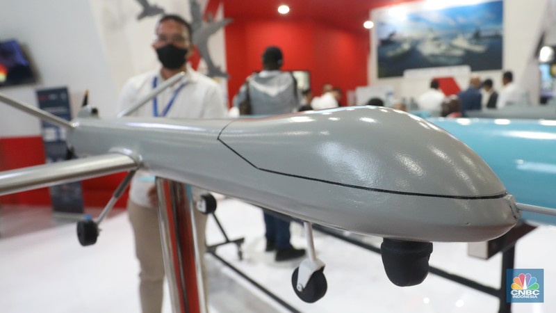 Perhelatan Indo Defence Expo and Forum 2022 resmi dimulai di JIExpo, Kemayoran, Jakarta, Rabu (2/11/2022). Acara tahunan ini akan digelar hingga 5 November mendatang. Tidak hanya menjadi pameran teknologi persenjataan terbaru namun banyak juga dihadirkan berbagai jenis kendaraan termasuk pesawat tanpa awak atau drone tempur. (CNBC Indonesia/Andrean Kristianto) Perhelatan Indo Defence Expo and Forum 2022 resmi dimulai di JIExpo, Kemayoran, Jakarta, Rabu (2/11/2022). Acara tahunan ini akan digelar hingga 5 November mendatang. Tidak hanya menjadi pameran teknologi persenjataan terbaru namun banyak juga dihadirkan berbagai jenis kendaraan termasuk pesawat tanpa awak atau drone tempur. (CNBC Indonesia/Andrean Kristianto)