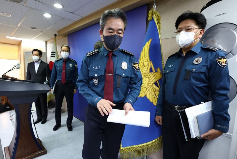 Komisaris Badan Kepolisian Nasional Korea Selatan Yoon Hee-keun (tengah) membungkuk selama konferensi pers tentang lonjakan massa Halloween yang mematikan, di Badan Kepolisian Metropolitan Seoul di Seoul pada 1 November 2022. AFP Komisaris Badan Kepolisian Nasional Korea Selatan Yoon Hee-keun (tengah) membungkuk selama konferensi pers tentang lonjakan massa Halloween yang mematikan, di Badan Kepolisian Metropolitan Seoul di Seoul pada 1 November 2022. AFP