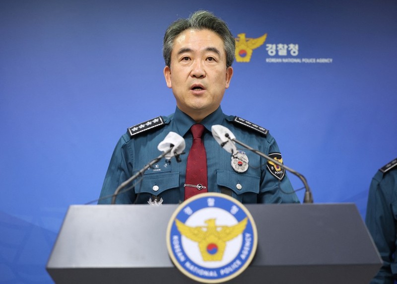 Komisaris Badan Kepolisian Nasional Korea Selatan Yoon Hee-keun (tengah) membungkuk selama konferensi pers tentang lonjakan massa Halloween yang mematikan, di Badan Kepolisian Metropolitan Seoul di Seoul pada 1 November 2022. AFP