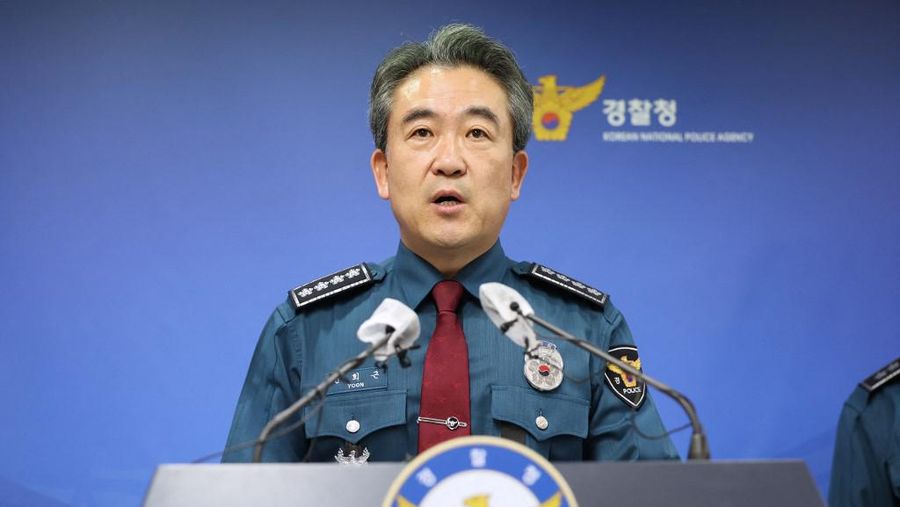 Komisaris Badan Kepolisian Nasional Korea Selatan Yoon Hee-keun (tengah) membungkuk selama konferensi pers tentang lonjakan massa Halloween yang mematikan, di Badan Kepolisian Metropolitan Seoul di Seoul pada 1 November 2022. AFP