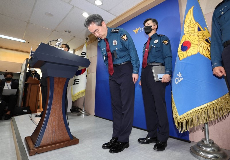 Komisaris Badan Kepolisian Nasional Korea Selatan Yoon Hee-keun (tengah) membungkuk selama konferensi pers tentang lonjakan massa Halloween yang mematikan, di Badan Kepolisian Metropolitan Seoul di Seoul pada 1 November 2022. AFP Komisaris Badan Kepolisian Nasional Korea Selatan Yoon Hee-keun (tengah) membungkuk selama konferensi pers tentang lonjakan massa Halloween yang mematikan, di Badan Kepolisian Metropolitan Seoul di Seoul pada 1 November 2022. AFP