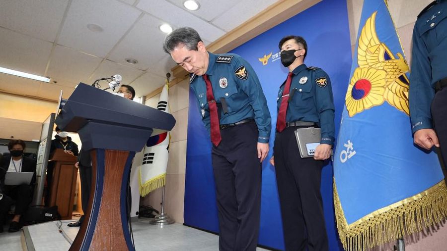 Komisaris Badan Kepolisian Nasional Korea Selatan Yoon Hee-keun (tengah) membungkuk selama konferensi pers tentang lonjakan massa Halloween yang mematikan, di Badan Kepolisian Metropolitan Seoul di Seoul pada 1 November 2022. AFP