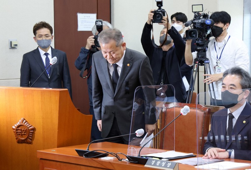 Komisaris Badan Kepolisian Nasional Korea Selatan Yoon Hee-keun (tengah) membungkuk selama konferensi pers tentang lonjakan massa Halloween yang mematikan, di Badan Kepolisian Metropolitan Seoul di Seoul pada 1 November 2022. AFP