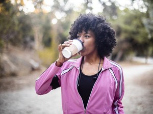 Minum Kopi Sebelum Lari Bisa Tingkatkan Performa? Ada Benarnya Sih, Tapi...