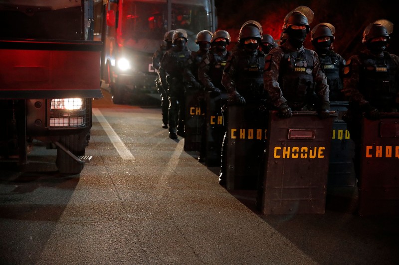 Seorang demonstran menendang kembali tabung gas air mata selama protes atas kekalahan Presiden Brasil Jair Bolsonaro dalam pemilihan presiden putaran kedua di Barueri, Brasil 1 November 2022. (REUTERS/Amanda Perobelli)