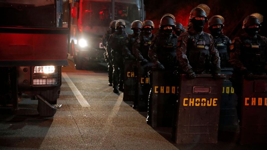 Seorang demonstran menendang kembali tabung gas air mata selama protes atas kekalahan Presiden Brasil Jair Bolsonaro dalam pemilihan presiden putaran kedua di Barueri, Brasil 1 November 2022. (REUTERS/Amanda Perobelli)