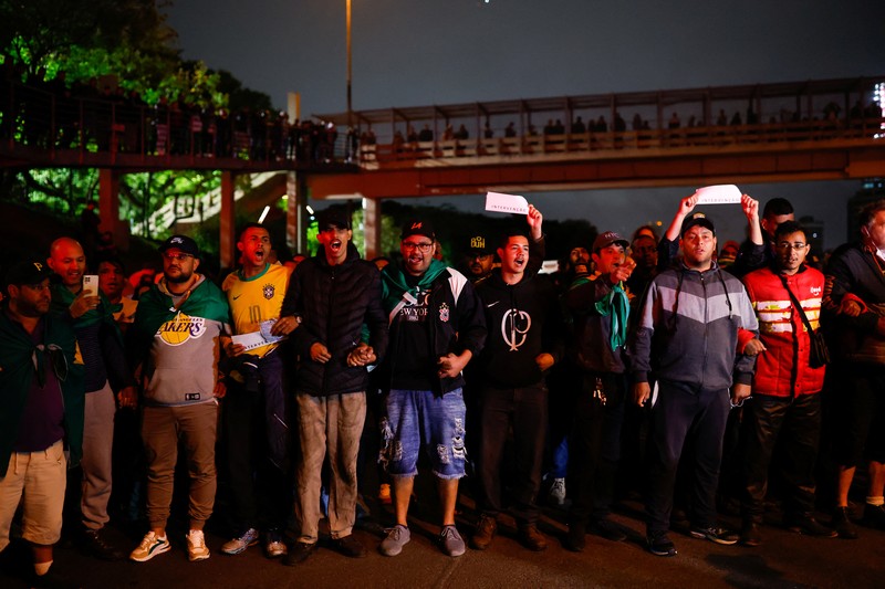 Seorang demonstran menendang kembali tabung gas air mata selama protes atas kekalahan Presiden Brasil Jair Bolsonaro dalam pemilihan presiden putaran kedua di Barueri, Brasil 1 November 2022. (REUTERS/Amanda Perobelli) Seorang demonstran menendang kembali tabung gas air mata selama protes atas kekalahan Presiden Brasil Jair Bolsonaro dalam pemilihan presiden putaran kedua di Barueri, Brasil 1 November 2022. (REUTERS/Amanda Perobelli)