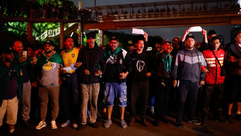 Seorang demonstran menendang kembali tabung gas air mata selama protes atas kekalahan Presiden Brasil Jair Bolsonaro dalam pemilihan presiden putaran kedua di Barueri, Brasil 1 November 2022. (REUTERS/Amanda Perobelli)