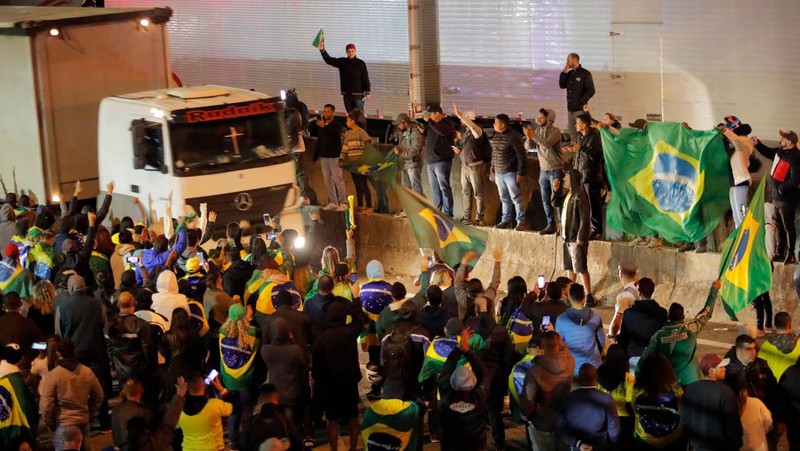 Seorang demonstran menendang kembali tabung gas air mata selama protes atas kekalahan Presiden Brasil Jair Bolsonaro dalam pemilihan presiden putaran kedua di Barueri, Brasil 1 November 2022. (REUTERS/Amanda Perobelli)