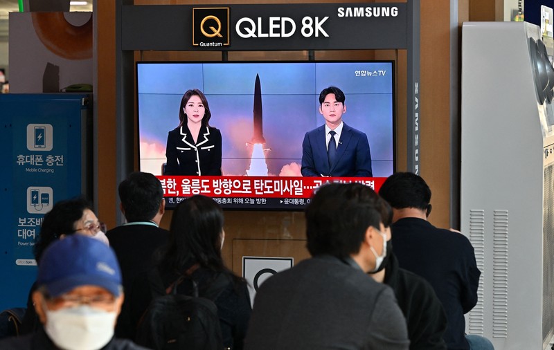 Perang Korea Selatan Kirim rudal ke korea utara mulai memanas. People watch a television screen showing a news broadcast with file footage of a North Korean missile test, at a railway station in Seoul on November 2, 2022. - South Korea on November 2 told residents on the island of Ulleungdo off its east coast to evacuate to bunkers after North Korea fired three short range ballistic missiles. (JUNG YEON-JE/AFP via Getty Images)