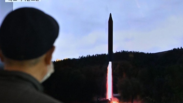 Perang Korea Selatan Kirim rudal ke korea utara mulai memanas. A man watches a television screen showing a news broadcast with file footage of a North Korean missile test, at a railway station in Seoul on November 2, 2022. - South Korea on November 2 told residents on the island of Ulleungdo off its east coast to evacuate to bunkers after North Korea fired three short range ballistic missiles. (JUNG YEON-JE/AFP via Getty Images)