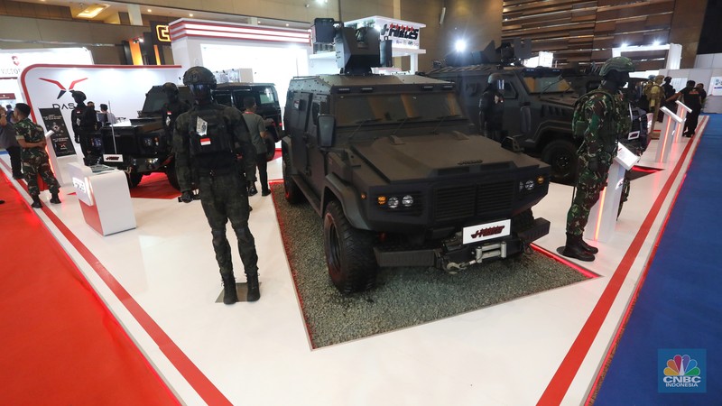 Perhelatan Indo Defence Expo and Forum 2022 resmi dimulai di JIExpo, Kemayoran, Jakarta, Rabu (2/11/2022). Acara tahunan ini akan digelar hingga 5 November mendatang. Tidak hanya menjadi pameran teknologi persenjataan terbaru namun banyak juga dihadirkan berbagai jenis kendaraan termasuk pesawat tanpa awak atau drone tempur. (CNBC Indonesia/Andrean Kristianto)