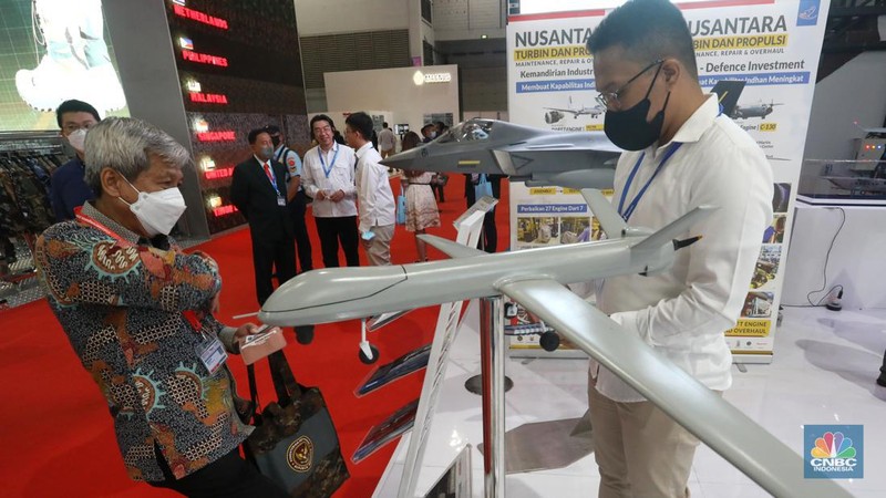 Perhelatan Indo Defence Expo and Forum 2022 resmi dimulai di JIExpo, Kemayoran, Jakarta, Rabu (2/11/2022). Acara tahunan ini akan digelar hingga 5 November mendatang. Tidak hanya menjadi pameran teknologi persenjataan terbaru namun banyak juga dihadirkan berbagai jenis kendaraan termasuk pesawat tanpa awak atau drone tempur. (CNBC Indonesia/Andrean Kristianto)