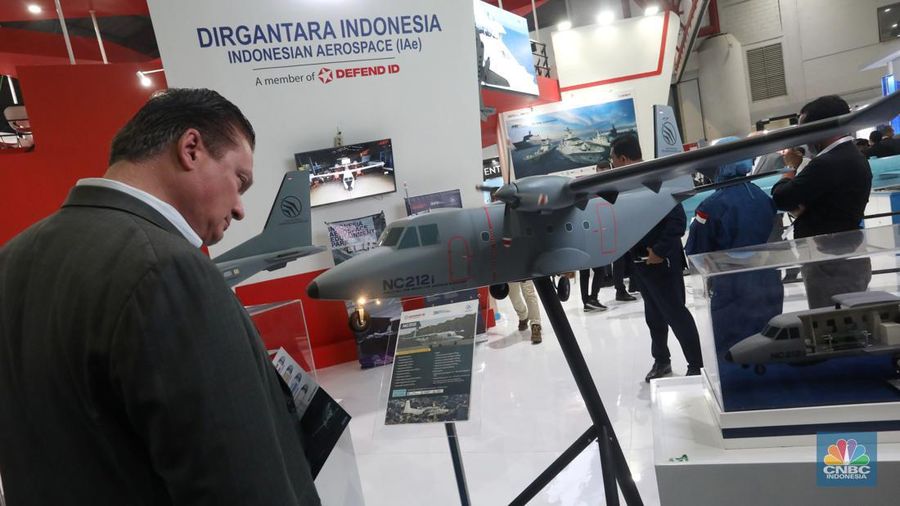 Perhelatan Indo Defence Expo and Forum 2022 resmi dimulai di JIExpo, Kemayoran, Jakarta, Rabu (2/11/2022). Acara tahunan ini akan digelar hingga 5 November mendatang. Tidak hanya menjadi pameran teknologi persenjataan terbaru namun banyak juga dihadirkan berbagai jenis kendaraan termasuk pesawat tanpa awak atau drone tempur. (CNBC Indonesia/Andrean Kristianto)