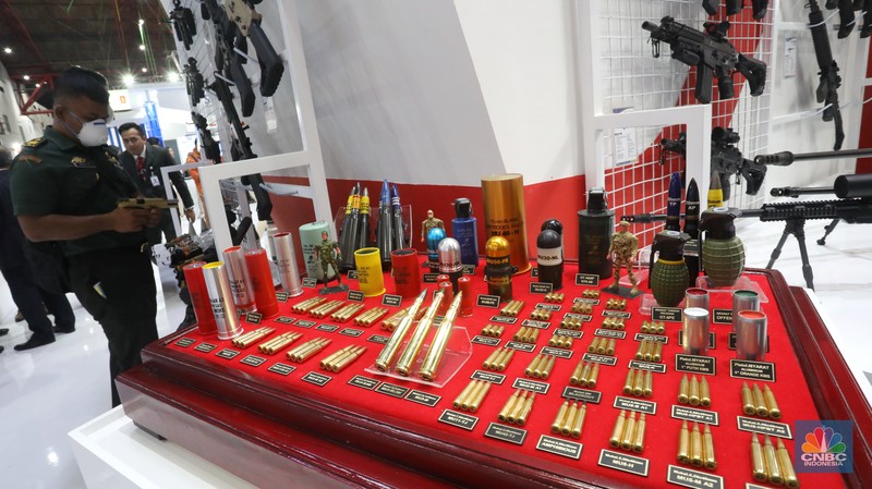 Perhelatan Indo Defence Expo and Forum 2022 resmi dimulai di JIExpo, Kemayoran, Jakarta, Rabu (2/11/2022). Acara tahunan ini akan digelar hingga 5 November mendatang. Tidak hanya menjadi pameran teknologi persenjataan terbaru namun banyak juga dihadirkan berbagai jenis kendaraan termasuk pesawat tanpa awak atau drone tempur. (CNBC Indonesia/Andrean Kristianto)