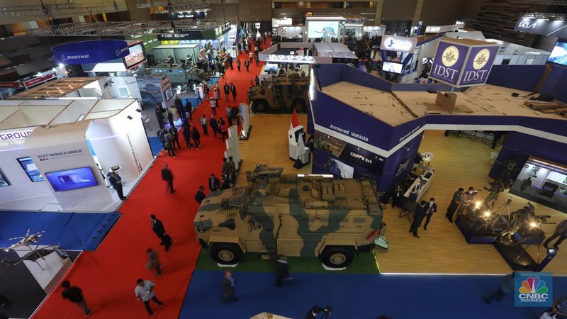 Perhelatan Indo Defence Expo and Forum 2022 resmi dimulai di JIExpo, Kemayoran, Jakarta, Rabu (2/11/2022). Acara tahunan ini akan digelar hingga 5 November mendatang. Tidak hanya menjadi pameran teknologi persenjataan terbaru namun banyak juga dihadirkan berbagai jenis kendaraan termasuk pesawat tanpa awak atau drone tempur. (CNBC Indonesia/Andrean Kristianto)