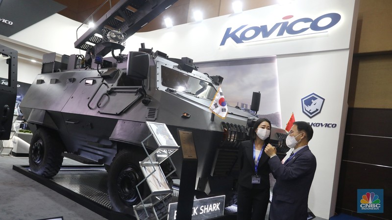 Perhelatan Indo Defence Expo and Forum 2022 resmi dimulai di JIExpo, Kemayoran, Jakarta, Rabu (2/11/2022). Acara tahunan ini akan digelar hingga 5 November mendatang. Tidak hanya menjadi pameran teknologi persenjataan terbaru namun banyak juga dihadirkan berbagai jenis kendaraan termasuk pesawat tanpa awak atau drone tempur. (CNBC Indonesia/Andrean Kristianto)