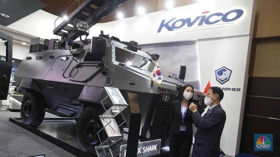 Perhelatan Indo Defence Expo and Forum 2022 resmi dimulai di JIExpo, Kemayoran, Jakarta, Rabu (2/11/2022). Acara tahunan ini akan digelar hingga 5 November mendatang. Tidak hanya menjadi pameran teknologi persenjataan terbaru namun banyak juga dihadirkan berbagai jenis kendaraan termasuk pesawat tanpa awak atau drone tempur. (CNBC Indonesia/Andrean Kristianto)