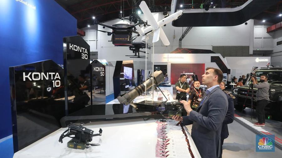 Perhelatan Indo Defence Expo and Forum 2022 resmi dimulai di JIExpo, Kemayoran, Jakarta, Rabu (2/11/2022). Acara tahunan ini akan digelar hingga 5 November mendatang. Tidak hanya menjadi pameran teknologi persenjataan terbaru namun banyak juga dihadirkan berbagai jenis kendaraan termasuk pesawat tanpa awak atau drone tempur. (CNBC Indonesia/Andrean Kristianto)