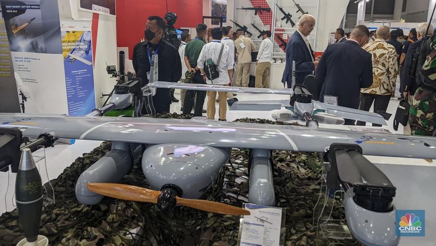 Persenjataan militer semakim canggih, terlebih saat ini dalam peperangan melakukan pertarungan jarak jauh menggunakan drone. Kini pemain industri militer RI juga ramai mengembangan teknologi pesawat dengan remote control ini. (CNBC Indonesia/Emir Yanwardhana)