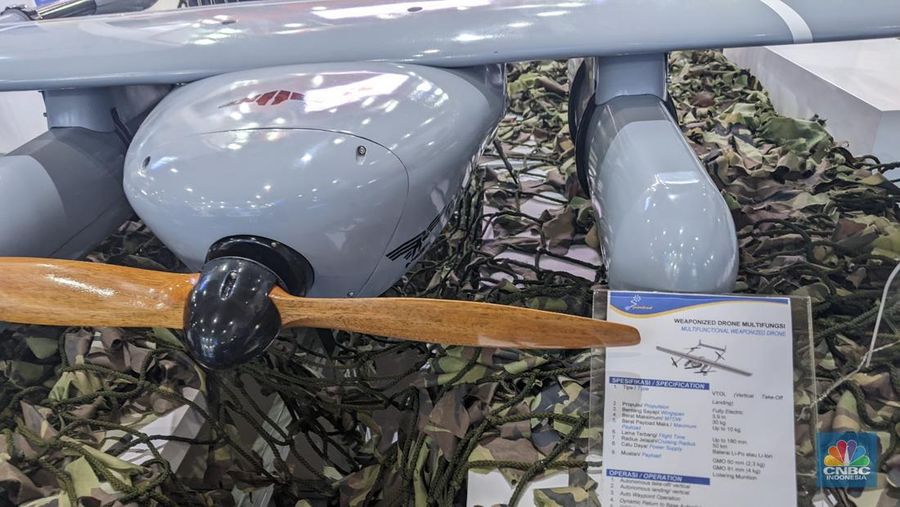 Persenjataan militer semakim canggih, terlebih saat ini dalam peperangan melakukan pertarungan jarak jauh menggunakan drone. Kini pemain industri militer RI juga ramai mengembangan teknologi pesawat dengan remote control ini. (CNBC Indonesia/Emir Yanwardhana)