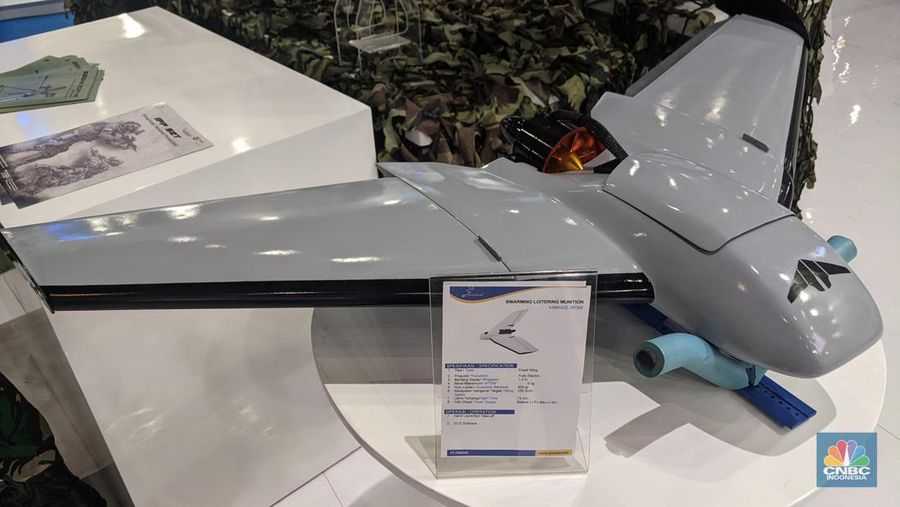 Persenjataan militer semakim canggih, terlebih saat ini dalam peperangan melakukan pertarungan jarak jauh menggunakan drone. Kini pemain industri militer RI juga ramai mengembangan teknologi pesawat dengan remote control ini. (CNBC Indonesia/Emir Yanwardhana)