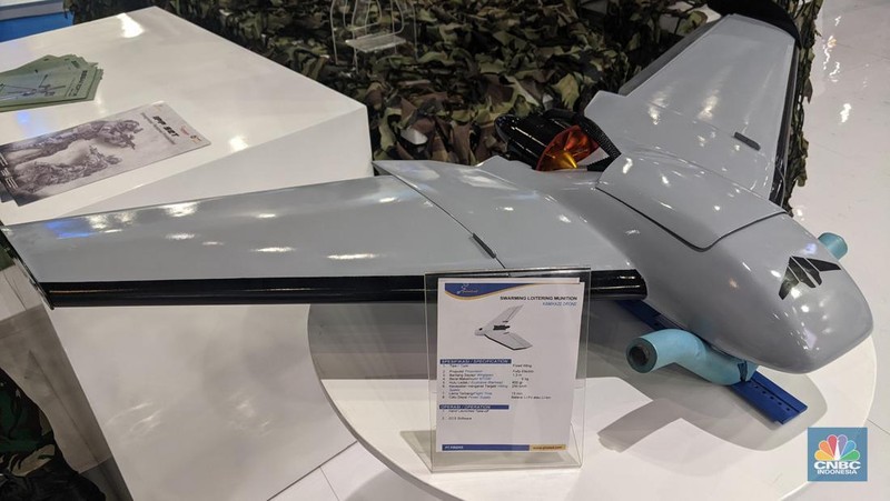 Persenjataan militer semakim canggih, terlebih saat ini dalam peperangan melakukan pertarungan jarak jauh menggunakan drone. Kini pemain industri militer RI juga ramai mengembangan teknologi pesawat dengan remote control ini. (CNBC Indonesia/Emir Yanwardhana)