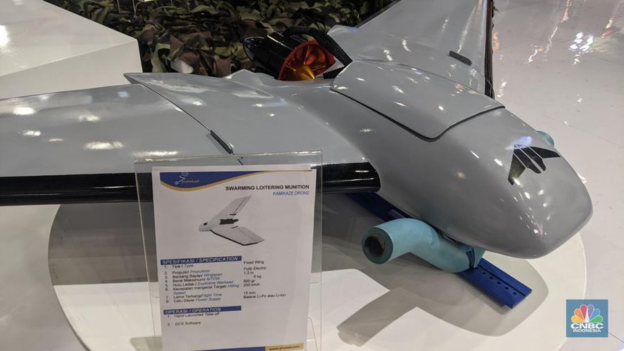 Persenjataan militer semakim canggih, terlebih saat ini dalam peperangan melakukan pertarungan jarak jauh menggunakan drone. Kini pemain industri militer RI juga ramai mengembangan teknologi pesawat dengan remote control ini. (CNBC Indonesia/Emir Yanwardhana)