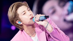 Video RM BTS Dinobatkan Jadi Artis K-Pop Terfavorit di AMAs 2025