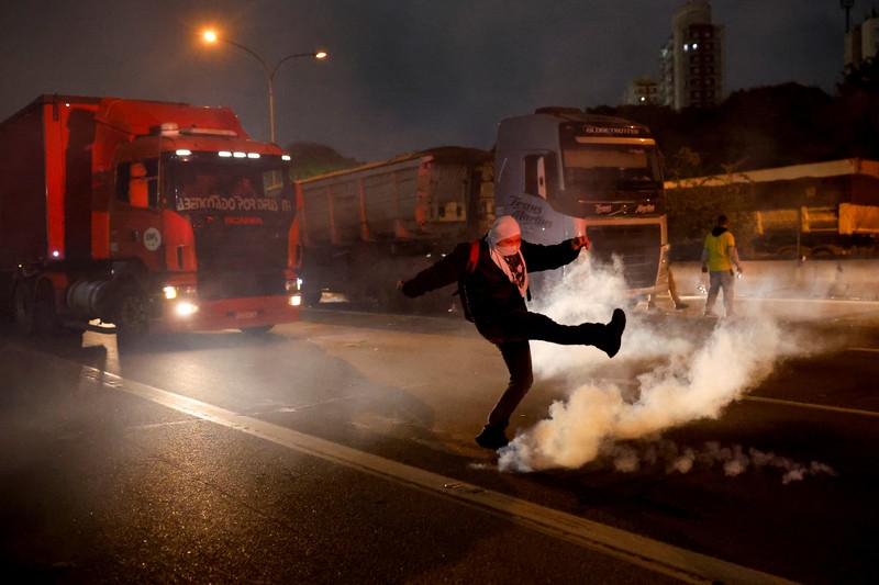 Seorang demonstran menendang kembali tabung gas air mata selama protes atas kekalahan Presiden Brasil Jair Bolsonaro dalam pemilihan presiden putaran kedua di Barueri, Brasil 1 November 2022. (REUTERS/Amanda Perobelli) Seorang demonstran menendang kembali tabung gas air mata selama protes atas kekalahan Presiden Brasil Jair Bolsonaro dalam pemilihan presiden putaran kedua di Barueri, Brasil 1 November 2022. (REUTERS/Amanda Perobelli)
