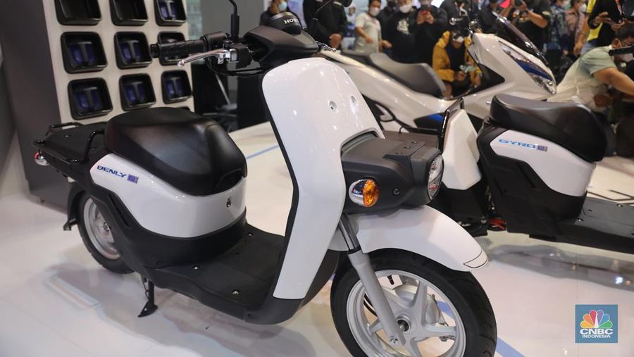 Technology berupa moped listrik dan motor listrik Honda hingga tahun 2030 di Indonesia di pembukaan  Indonesia Motorcycle Show (IMOS) 2022 yang berlangsung di Jakarta Convention Center, Senayan, Jakarta, (2/11/2022). (CNBC Indonesia/ Muhammad Sabki)