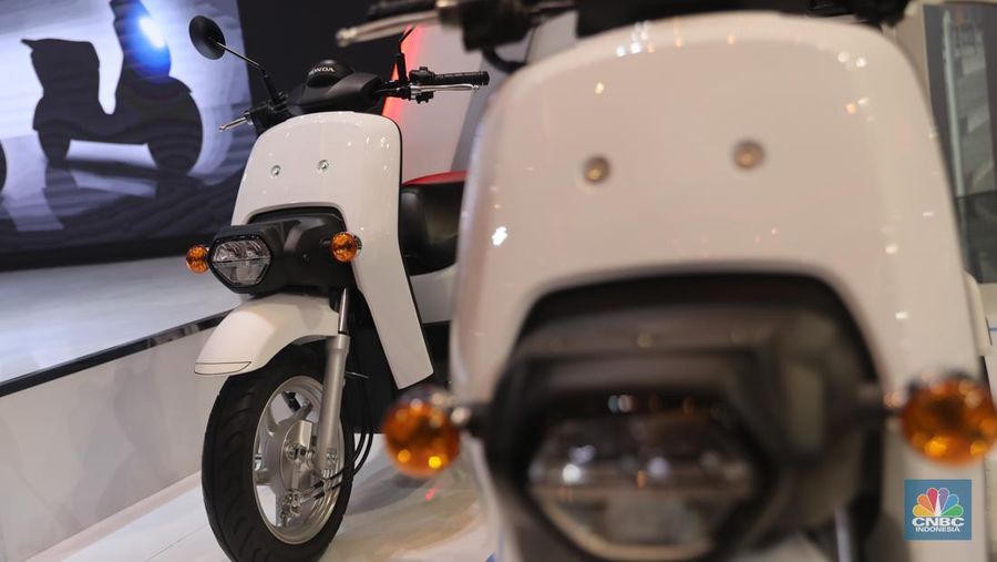 Technology berupa moped listrik dan motor listrik Honda hingga tahun 2030 di Indonesia di pembukaan Indonesia Motorcycle Show (IMOS) 2022 yang berlangsung di Jakarta Convention Center, Senayan, Jakarta, (2/11/2022). (CNBC Indonesia/ Muhammad Sabki)