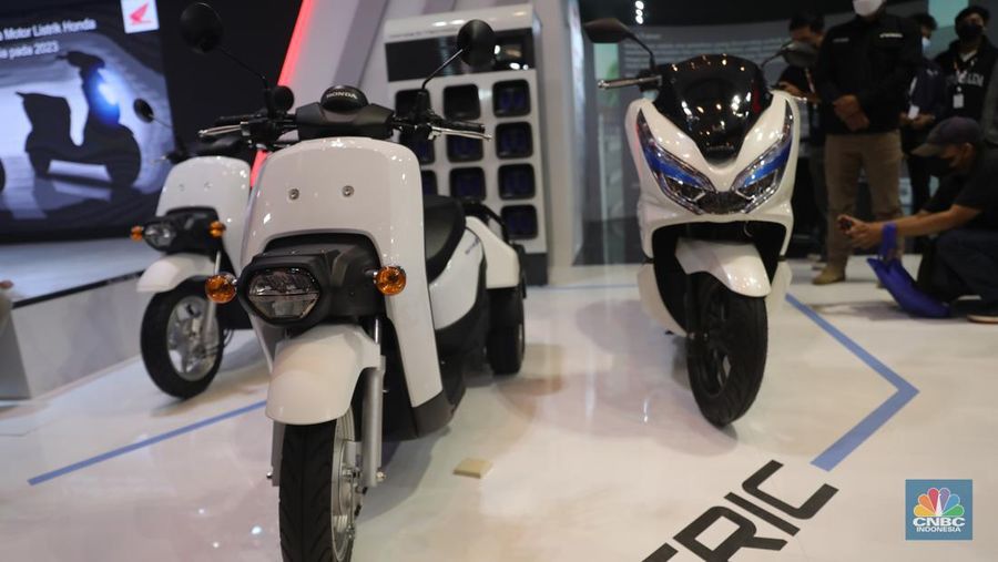 Technology berupa moped listrik dan motor listrik Honda hingga tahun 2030 di Indonesia di pembukaan  Indonesia Motorcycle Show (IMOS) 2022 yang berlangsung di Jakarta Convention Center, Senayan, Jakarta, (2/11/2022). (CNBC Indonesia/ Muhammad Sabki)