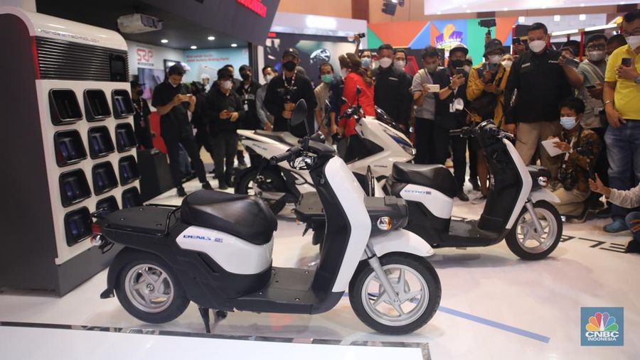 Technology berupa moped listrik dan motor listrik Honda hingga tahun 2030 di Indonesia di pembukaan  Indonesia Motorcycle Show (IMOS) 2022 yang berlangsung di Jakarta Convention Center, Senayan, Jakarta, (2/11/2022). (CNBC Indonesia/ Muhammad Sabki)