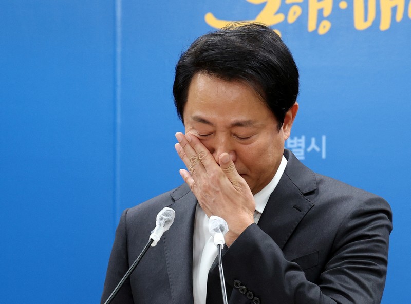 Komisaris Badan Kepolisian Nasional Korea Selatan Yoon Hee-keun (tengah) membungkuk selama konferensi pers tentang lonjakan massa Halloween yang mematikan, di Badan Kepolisian Metropolitan Seoul di Seoul pada 1 November 2022. AFP