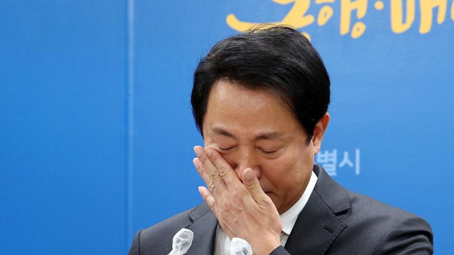 Komisaris Badan Kepolisian Nasional Korea Selatan Yoon Hee-keun (tengah) membungkuk selama konferensi pers tentang lonjakan massa Halloween yang mematikan, di Badan Kepolisian Metropolitan Seoul di Seoul pada 1 November 2022. AFP