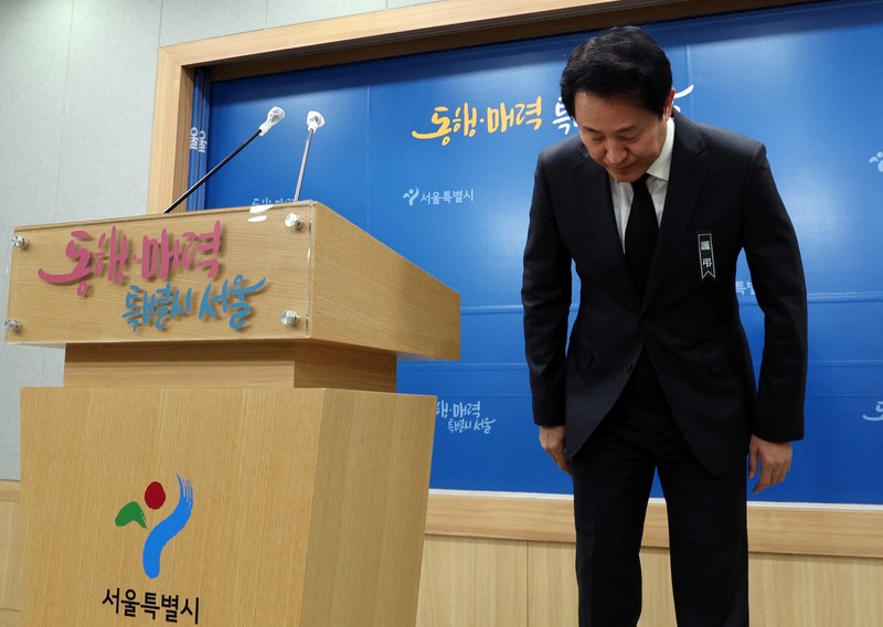 Komisaris Badan Kepolisian Nasional Korea Selatan Yoon Hee-keun (tengah) membungkuk selama konferensi pers tentang lonjakan massa Halloween yang mematikan, di Badan Kepolisian Metropolitan Seoul di Seoul pada 1 November 2022. AFP Komisaris Badan Kepolisian Nasional Korea Selatan Yoon Hee-keun (tengah) membungkuk selama konferensi pers tentang lonjakan massa Halloween yang mematikan, di Badan Kepolisian Metropolitan Seoul di Seoul pada 1 November 2022. AFP