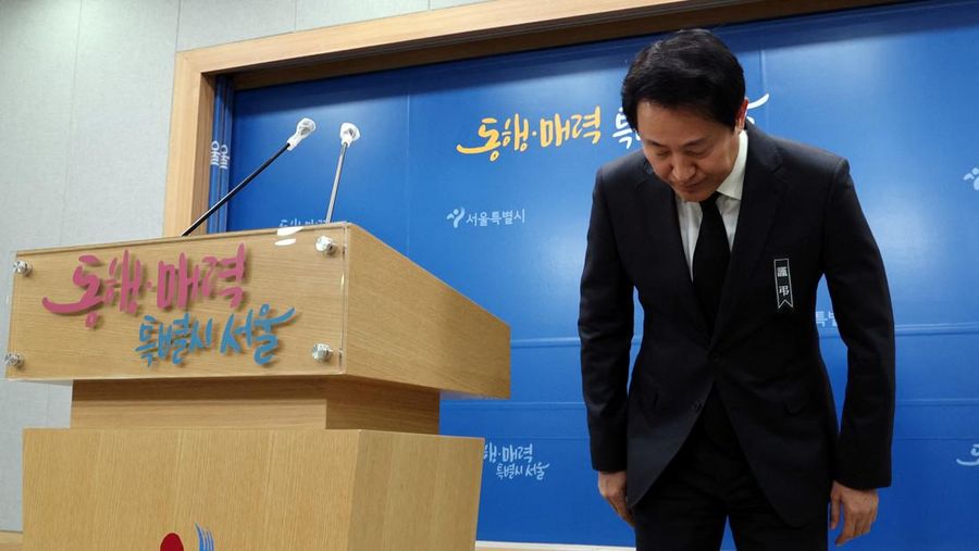 Komisaris Badan Kepolisian Nasional Korea Selatan Yoon Hee-keun (tengah) membungkuk selama konferensi pers tentang lonjakan massa Halloween yang mematikan, di Badan Kepolisian Metropolitan Seoul di Seoul pada 1 November 2022. AFP