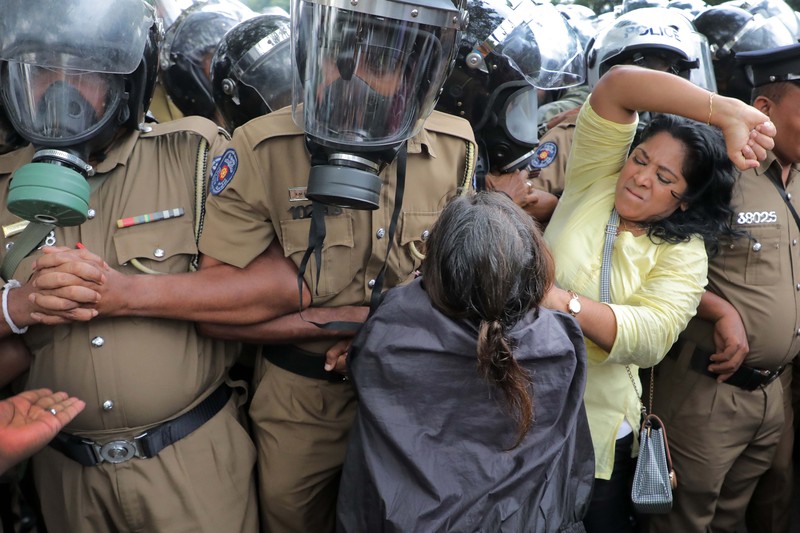 Para pengunjuk rasa berpartisipasi dalam protes anti-pemerintah di tengah krisis ekonomi di Kolombo Pada 02 November 2022. (Photo by ISHARA S. KODIKARA/AFP via Getty Images)