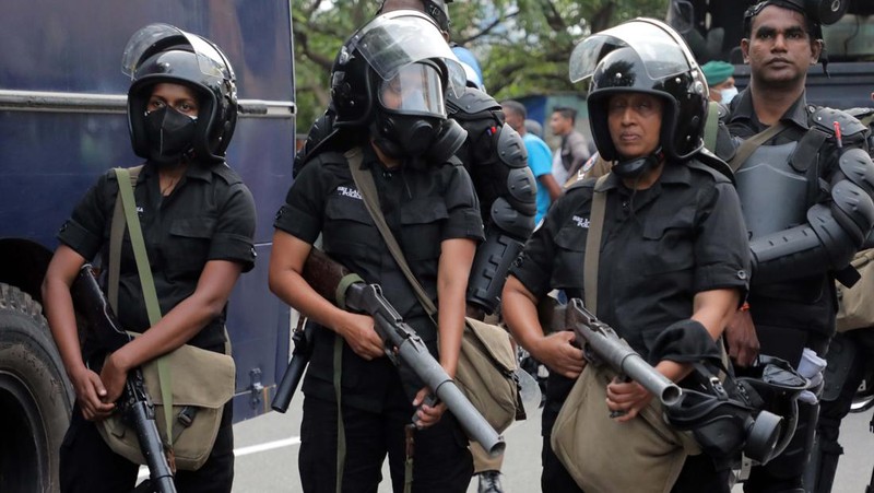 Para pengunjuk rasa berpartisipasi dalam protes anti-pemerintah di tengah krisis ekonomi di Kolombo Pada 02 November 2022. (Photo by ISHARA S. KODIKARA/AFP via Getty Images)