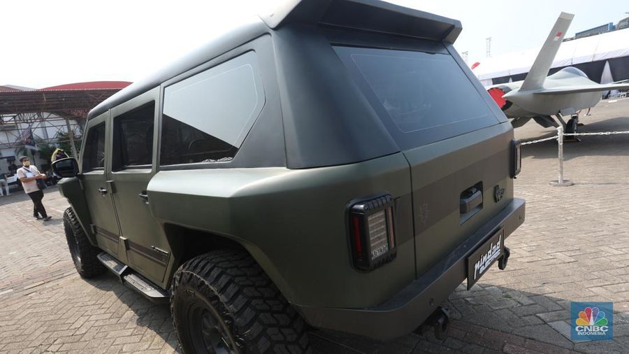 Kendaraan Listrik Morino MV EV produksi PT Pindad yang dipamerkan dalam gelaran Industri Pertahanan (Indhan) terbesar di Asia Tenggara, Indo Defence 2022 Expo & Forum, di JIexpo Kemayoran, Jakarta, Rabu (2/11/2022). (CNBC Indonesia/Andrean Kristianto)
