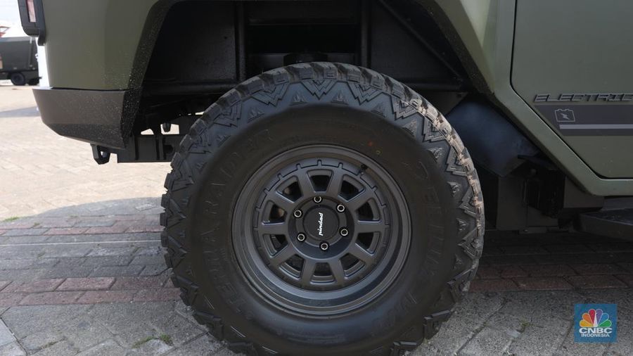 Kendaraan Listrik Morino MV EV produksi PT Pindad yang dipamerkan dalam gelaran Industri Pertahanan (Indhan) terbesar di Asia Tenggara, Indo Defence 2022 Expo & Forum, di JIexpo Kemayoran, Jakarta, Rabu (2/11/2022). (CNBC Indonesia/Andrean Kristianto)