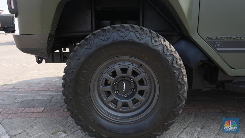 Kendaraan Listrik Morino MV EV produksi PT Pindad yang dipamerkan dalam gelaran Industri Pertahanan (Indhan) terbesar di Asia Tenggara, Indo Defence 2022 Expo & Forum, di JIexpo Kemayoran, Jakarta, Rabu (2/11/2022). (CNBC Indonesia/Andrean Kristianto)