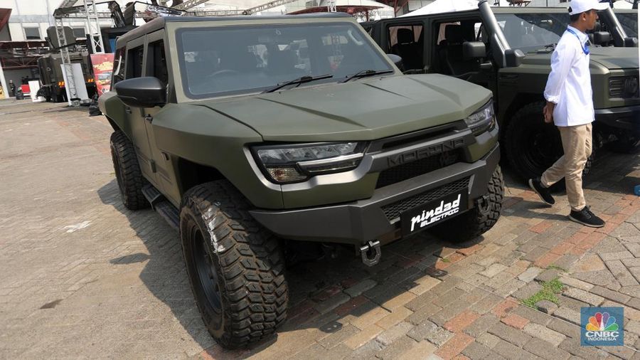 Kendaraan Listrik Morino MV EV produksi PT Pindad yang dipamerkan dalam gelaran Industri Pertahanan (Indhan) terbesar di Asia Tenggara, Indo Defence 2022 Expo & Forum, di JIexpo Kemayoran, Jakarta, Rabu (2/11/2022). (CNBC Indonesia/Andrean Kristianto)