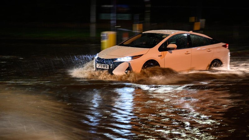 LONDON, ENGLAND - NOVEMBER 02: A car negotiates a flooded section of the A1 road on November 02, 2022 in London, England. Torrential rain and flash flooding hit the region late on Wednesday evening, causing traffic jams as cars became stuck in the standing water. (Photo by Leon Neal/Getty Images)